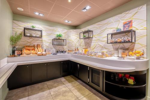 a bakery with a counter in a room at ibis La Rochelle Centre Historique in La Rochelle