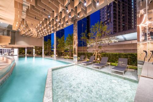 Kolam renang di atau dekat dengan Oakwood Suites Tiwanon Bangkok