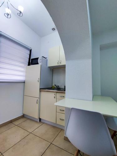 Una cocina o zona de cocina en Apartmani Park Mataruška Banja