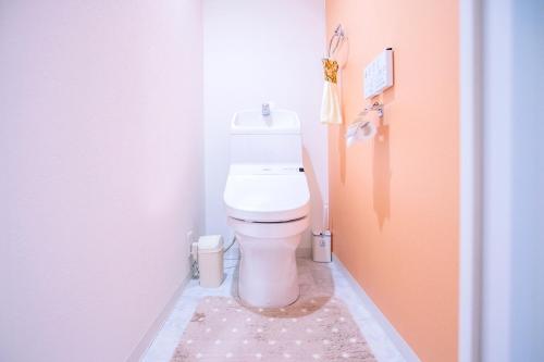 Un baño con un inodoro blanco en una habitación. en Shinjuku Ryokan Retreat丶Local Tokyo Experience & Short Trips Hub丶walk to Higahsi Shinjuku station LoE2, en Tokio