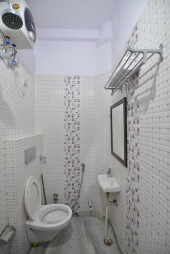 Hotel Bawarri Haveli tesisinde bir banyo