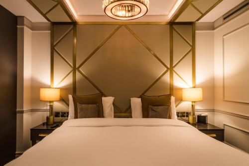 Una cama o camas en una habitación de Seven Hotel