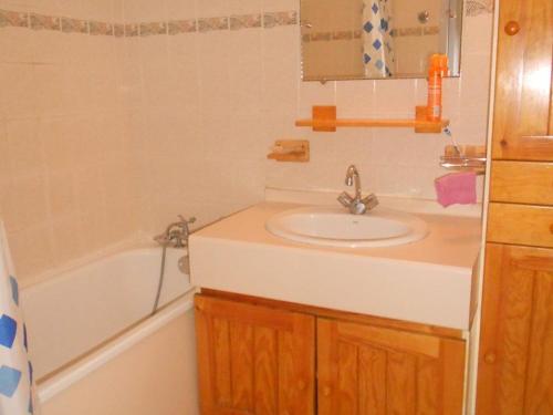uma casa de banho com um lavatório e uma banheira em Appartement Vieux-Boucau-les-Bains, 2 pièces, 5 personnes - FR-1-379-24 em Vieux-Boucau-les-Bains