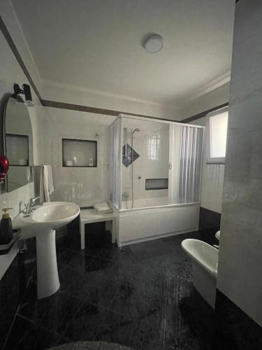 uma grande casa de banho com 2 lavatórios e um chuveiro em Dolci Sogni em Mugnano del Cardinale