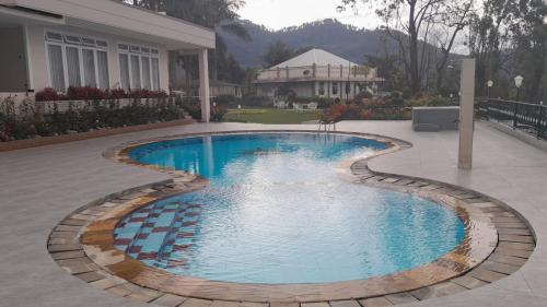 una piscina en medio de una casa en In Villa Garden Resort en Batu