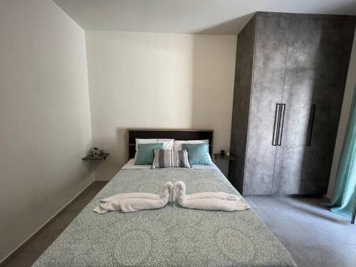 ein Schlafzimmer mit einem Bett mit zwei Handtüchern darauf in der Unterkunft Modern Stylist House for Friends in Iraklio