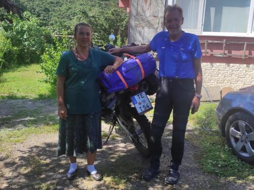 Ein Mann und eine Frau stehen neben einem Motorrad. in der Unterkunft Ekolojik Güney Köy Pembe Köşk in Balçıklı