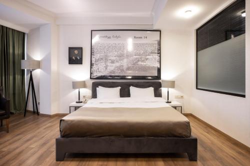 - une chambre avec un lit et une grande affiche murale dans l'établissement Citadel Narikala Hotel, à Tbilissi