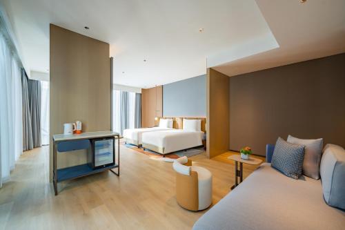 Ένα ή περισσότερα κρεβάτια σε δωμάτιο στο EVEN Hotels Shanghai Expo by IHG