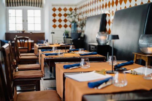 a row of tables and chairs in a restaurant at Schlosshotel Hugenpoet in Essen