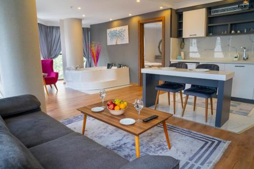 Kuchyň nebo kuchyňský kout v ubytování Parla Suite Hotel