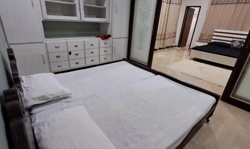 1 dormitorio con 1 cama grande en una habitación en The Guest House Islamabad, en Islamabad