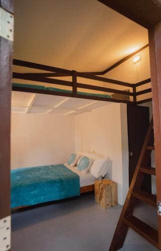 Baguio Loft units في باغيو: سرير بطابقين في غرفة مع سلم
