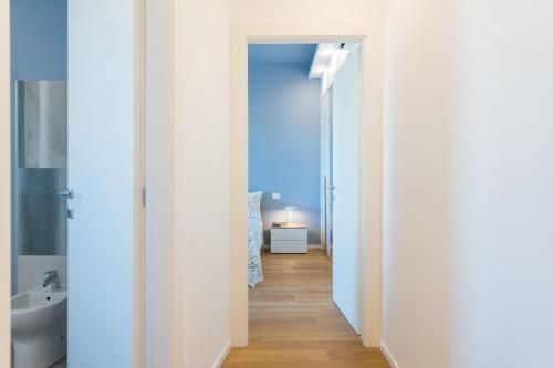un corridoio con porta che conduce al bagno di Siracusa Bright Apartment x4 with Balcony a Siracusa