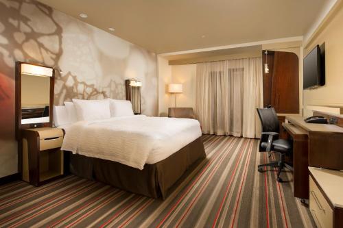 Pokój hotelowy z łóżkiem i biurkiem w obiekcie Courtyard by Marriott Dallas DFW Airport North/Grapevine w mieście Grapevine
