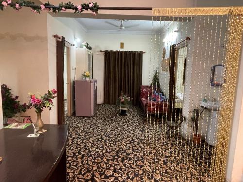Cette chambre comprend une salle de bains pourvue d'un miroir. dans l'établissement A to Z Guest House, à Hyderabad