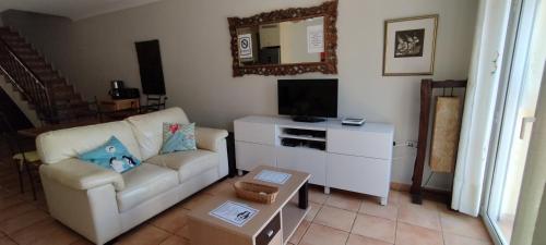 TV a/nebo společenská místnost v ubytování Villa Paraiso, El Sultán, Corralejo, Fuerteventura