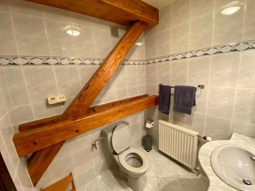 uma casa de banho com um WC e um lavatório em Gîte 4 personnes - Pleine nature em Morbier