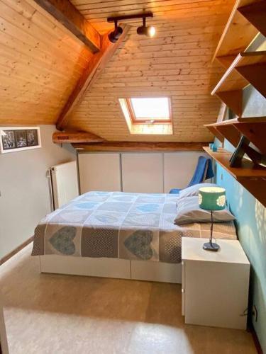 une chambre avec un lit dans un grenier dans l'établissement Gîte 4 personnes - Pleine nature, à Morbier