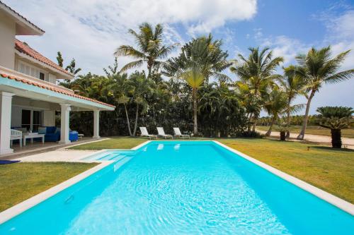 Elegant 4-Bedroom Villa in Exclusive Puntacana Resort & Club with Golf Course Views tesisinde veya buraya yakın yüzme havuzu