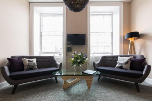 エディンバラにあるThe Spires Serviced Apartments Edinburghのソファ2つとコーヒーテーブルのあるリビングルーム
