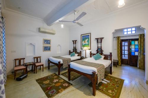 Una cama o camas en una habitación de Neemrana's - Deo Bagh