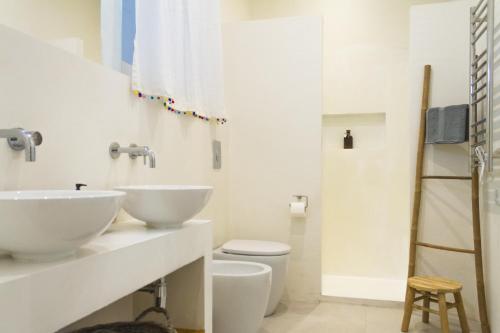 Bilik mandi di Fra Cielo e Mare Boutique Rooms