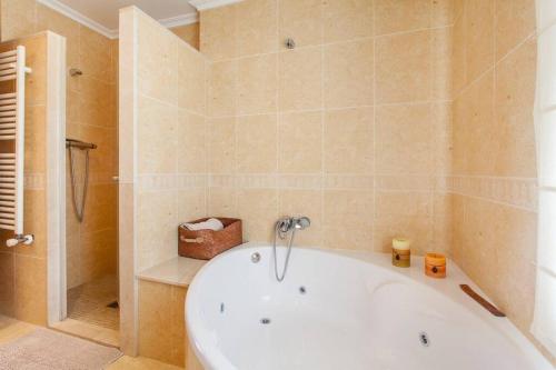 y baño con bañera y ducha. en Casa en Valencia, cerca de golf, playas, moto Gp, en Valencia