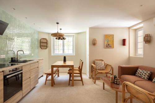 une cuisine et un salon avec une table et un canapé dans l'établissement Modern Luxury Apartment 6 pax, à Cannes