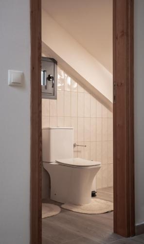 Ένα μπάνιο στο Osiris - cozy sea walk lodge with private garden