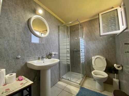 A bathroom at Bossanovolima studios