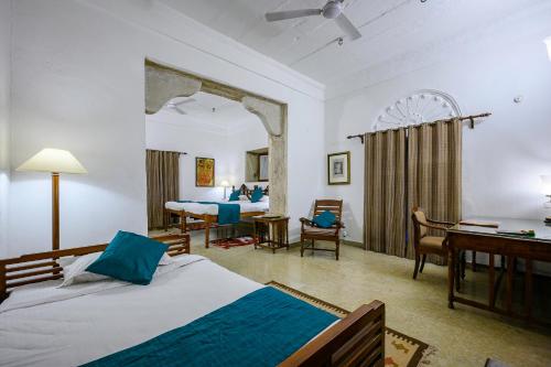 Una cama o camas en una habitación de Neemrana's - Deo Bagh