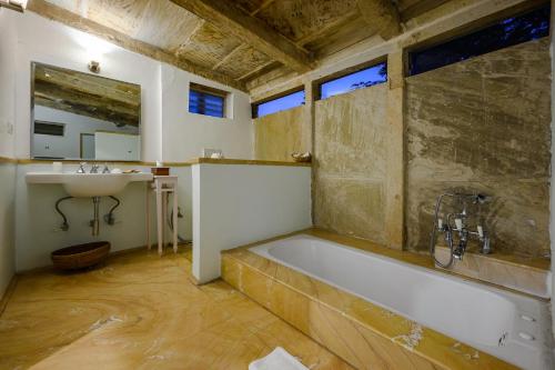 Ванна кімната в Neemrana's - Deo Bagh
