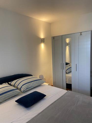 ein Schlafzimmer mit einem großen Bett und einem Spiegel in der Unterkunft Family House Ljubica in Trogir