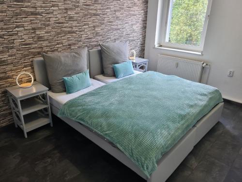 1 dormitorio con 1 cama con manta verde y ventana en Theox No 10 für 6 Personen, en Duisburg