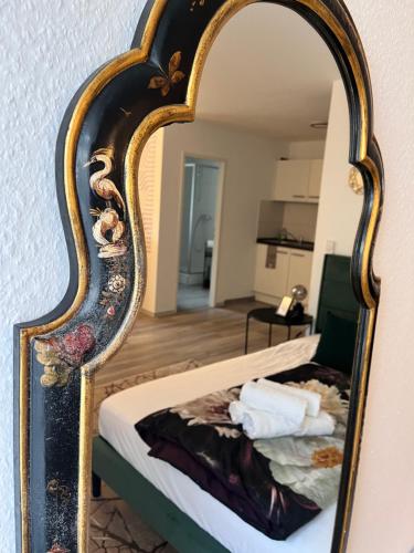 a mirror with a bed in a room at Am Klinikum, Nähe Europa Park und Strasbourg, zentrumsnah in Offenburg