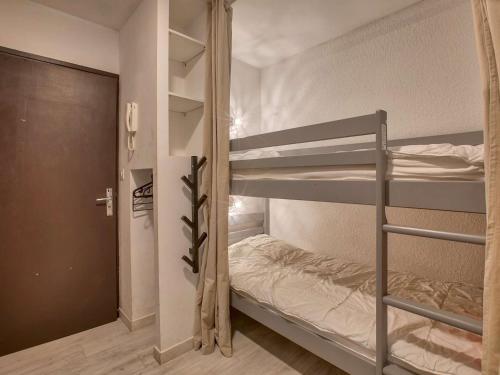 a couple of bunk beds in a small room at Appartement Gourette, 2 pièces, 6 personnes - FR-1-400-51 in Gourette