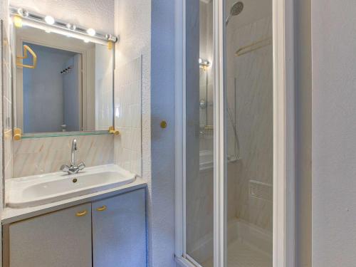 a bathroom with a sink and a shower at Appartement confortable 4 pers avec balcon et casier à skis à Gourette - FR-1-400-114 in Eaux-Bonnes