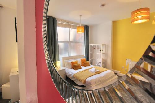 מיטה או מיטות בחדר ב-Stunning Central City Apartment