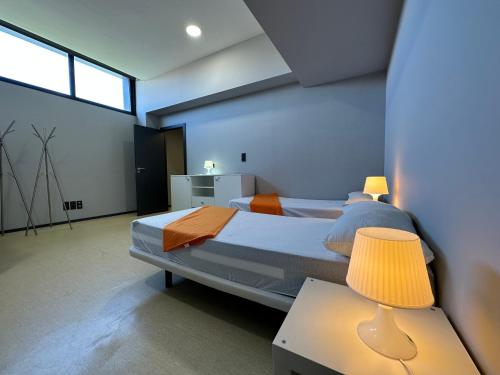 1 dormitorio con 1 cama y 1 mesa con lámpara en Vigo Beds & Rooms, en Vigo