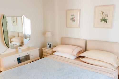 um quarto branco com uma cama e um espelho em The Dream em Castória