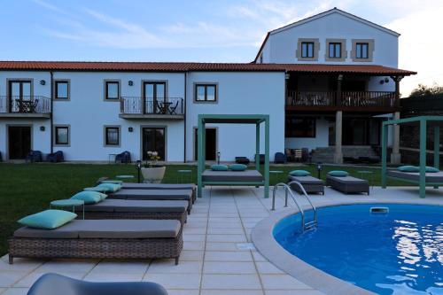 eine Villa mit einem Pool und einem Gebäude in der Unterkunft Valonquinta - Agro Hotel & SPA in Vila Flor