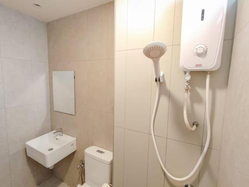 Bilik mandi di Kenwingston Platz Signature Suites by Manhattan Group