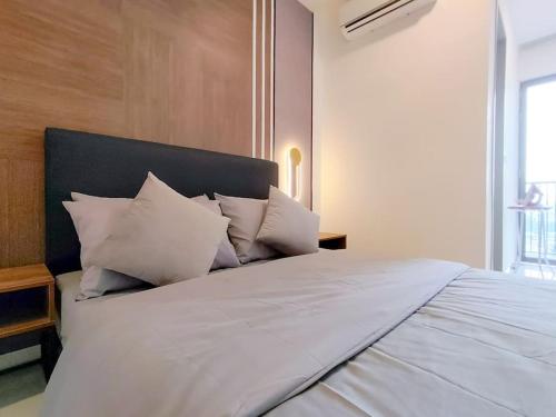 Katil atau katil-katil dalam bilik di Kenwingston Platz Signature Suites by Manhattan Group