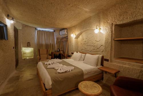 Postel nebo postele na pokoji v ubytování Göreme Escape Cave