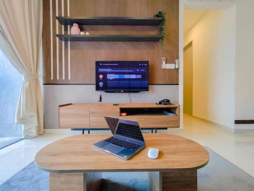 Televisyen dan/atau pusat hiburan di Kenwingston Platz Signature Suites by Manhattan Group