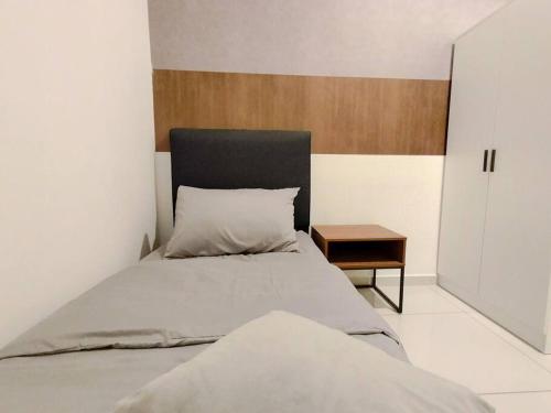 Katil atau katil-katil dalam bilik di Kenwingston Platz Signature Suites by Manhattan Group