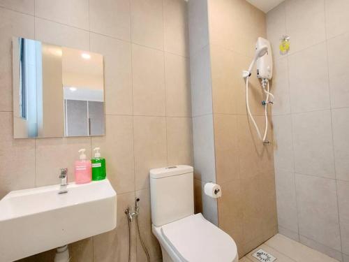 Bilik mandi di Kenwingston Platz Signature Suites by Manhattan Group
