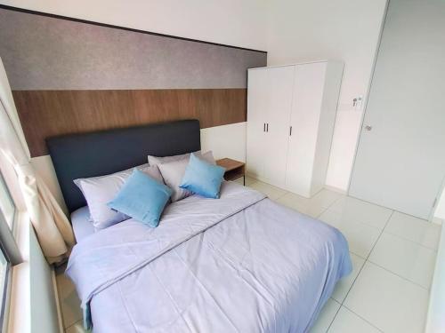 Katil atau katil-katil dalam bilik di Kenwingston Platz Signature Suites by Manhattan Group