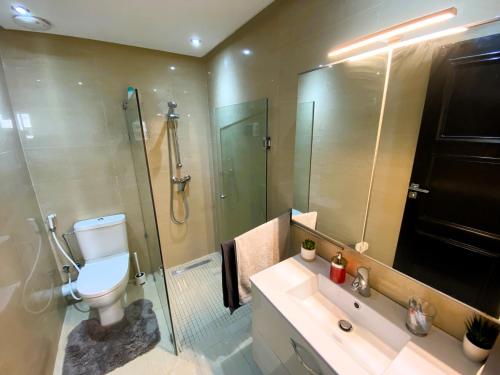 een badkamer met een toilet, een douche en een wastafel bij Cosy and greeny flat near oasis train and tramway in Casablanca